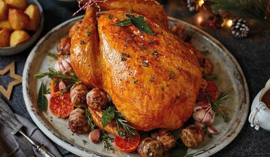 Vì sao gà tây nướng là món ăn không thể thiếu trong đêm Giáng sinh? Cách chế biến dễ dàng được đầu bếp tiết lộ