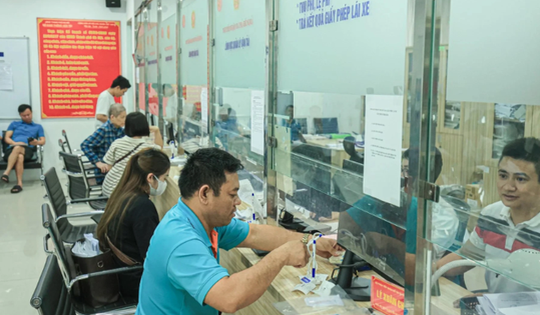 Quy định mới nhất về thủ tục cấp đổi giấy phép lái xe sang mẫu mới từ 1/1/2025, hàng triệu lái xe cần lưu ý gì?