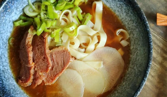 Sau tuổi 50, ăn sáng bằng mì tôm có tốt không? Bác sĩ: Người trung niên dù đói đến mấy cũng nên tránh xa 3 món này