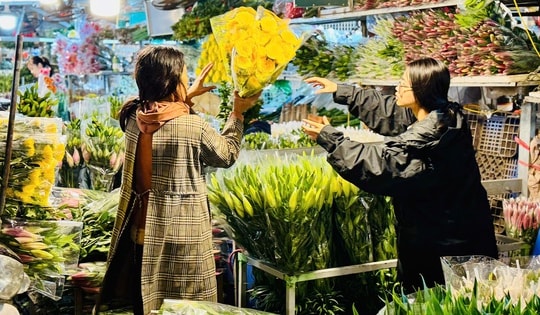 Thị trường Tết 2025: Tiểu thương chợ hoa lớn nhất Thủ đô tất bật ngày cận Tết