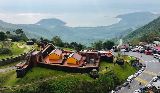 Ngắm 'Thiên hạ đệ nhất hùng quan' huyền ảo trong 'biển mây' mùa đông