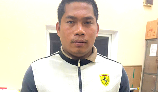 Xin bỏ qua lỗi vi phạm không được, tài xế hất chất bẩn vào CSGT