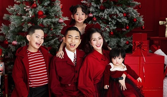 Khánh Thi giảm 11kg chụp ảnh Giáng sinh ngọt ngào bên Phan Hiển và 3 con
