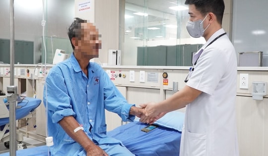 Mỗi ngày uống nửa lít rượu ngâm cao lá, người đàn ông ở Tuyên Quang lơ mơ, da vàng đậm