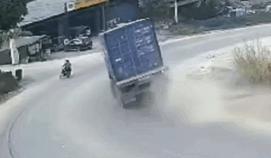 Vào cua tốc độ cao, xe container để văng thùng hàng vào nhà dân