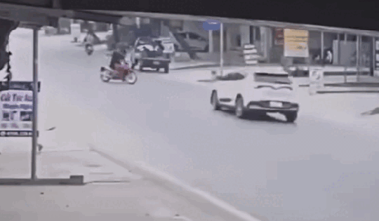 Bé gái tử vong thương tâm vì bị xe ô tô con lao vào nhà tông trúng