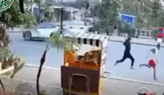 Kinh hoàng hai người đàn ông cầm 'hàng nóng' rượt đuổi nhau, một người bị chém tử vong