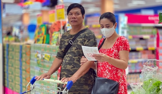 'Dàn trận' khuyến mại cuối năm 2025: Các 'ông lớn' bán lẻ tăng tốc ưu đãi dịp Tết Dương lịch