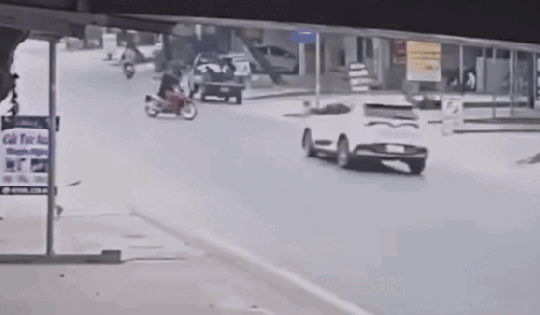 Bất ngờ danh tính tài xế xe ô tô con lao vào nhà dân khiến cháu bé 17 tháng tuổi tử vong