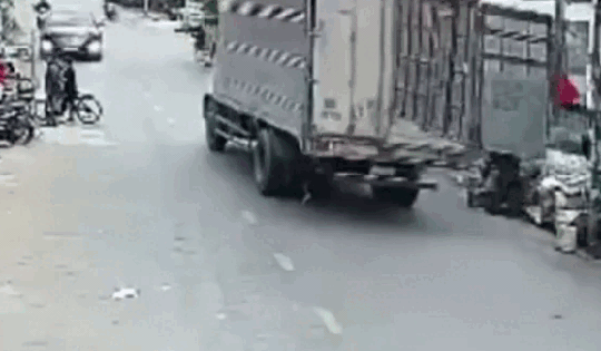 Bất cẩn khi di chuyển, xe tải để cửa thùng hàng va vào người đi đường, gây chấn thương nặng