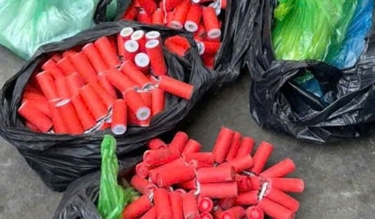 Bất ngờ phát hiện nhiều thuốc pháo và pháo nổ trong balo của 2 nam sinh