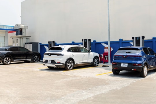 VinFast miễn phí sạc pin cho tất cả ô tô điện