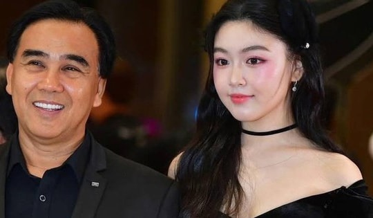 Hiếm lắm mới thấy Lọ Lem mặc đồ sexy, liên tục phải lấy tay che chắn