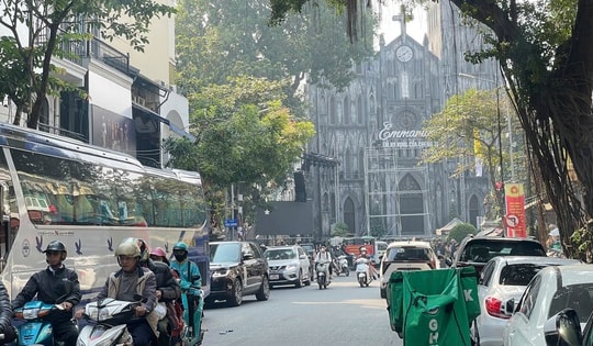 Nhà thờ Lớn Hà Nội lung linh trước đêm Giáng Sinh, thu hút đông đảo du khách đến chiêm ngưỡng