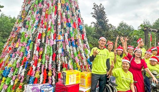 Cây thông Noel độc đáo cao 8 mét làm từ vỏ gói mì tôm, bao nilon