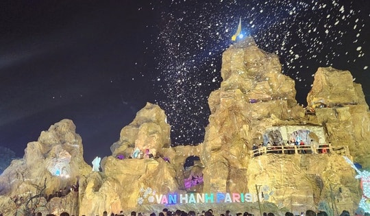 Người dân thích thú check-in hang đá làm từ 5.000 cây tre dịp Giáng sinh