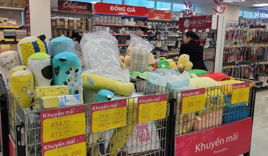 'Dàn trận' khuyến mại cuối năm: Các mặt hàng chăn ga gối vào guồng đua giảm giá dịp giáp Tết