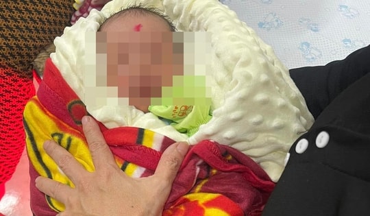 Bé trai bị bỏ rơi giữa tiết trời rét buốt