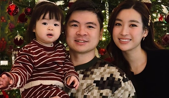 Con gái Hoa hậu Đỗ Mỹ Linh và Chủ tịch CLB Hà Nội đáng yêu 'hết nấc' đón giáng sinh