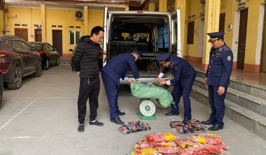 Xe ô tô khách đang lưu thông, chở hàng nghìn sản phẩm xúc xích nhiều không bị chặn đứng