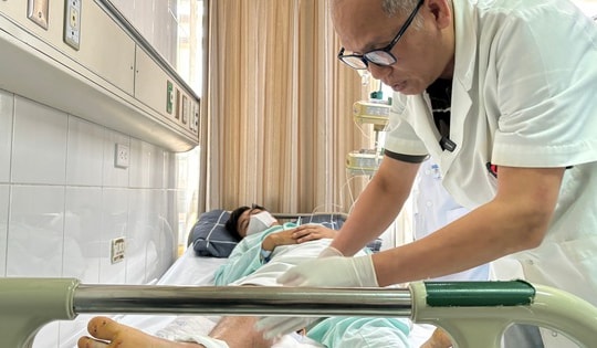 Người đàn ông bị đứt rời cổ chân khi đang làm vườn