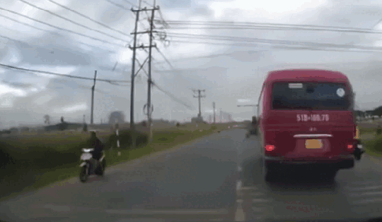 Xe máy phóng như bay, lao thẳng vào xe ba gác tại nút giao khiến 1 người tử vong