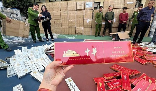 Tạm giữ đối tượng người nước ngoài buôn bán thuốc lá lậu