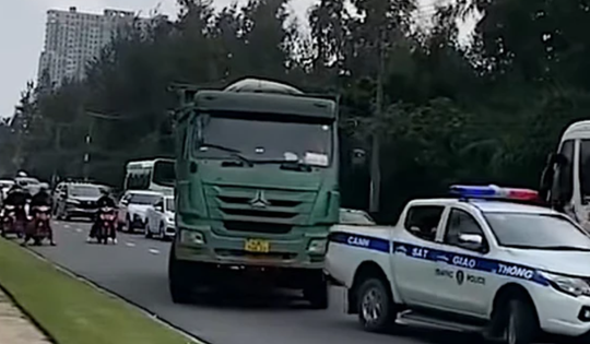 Tạm giữ tài xế chạy vào đường cấm, lạng lách nguy hiểm khi công an truy đuổi