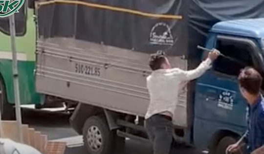 Bắt khẩn cấp tài xế và lơ xe cầm hàng nóng hỗn chiến gây náo loạn trên đường