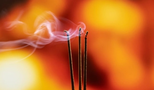 Đây mới là cách thắp hương chuẩn khi nhà có nhiều bàn thờ: bàn thờ Phật, ban thờ gia tiên, bàn thờ thần Tài