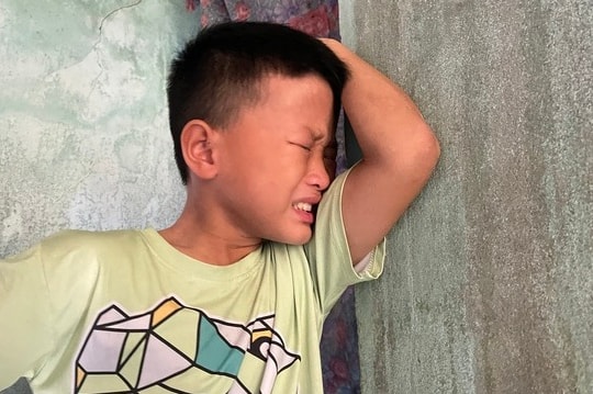 Cám cảnh con nhỏ bệnh tật chăm mẹ ung thư liệt giường