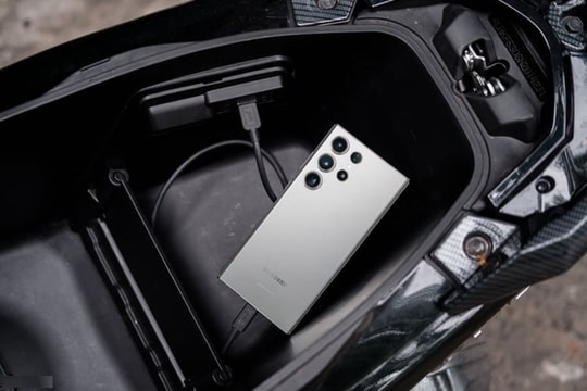 Có nên để điện thoại trong cốp xe máy?