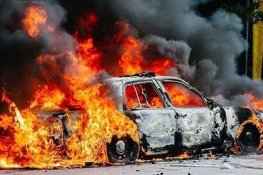 Làm gì để phòng tránh ô tô bốc cháy?