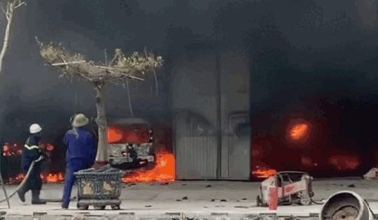 Hà Nội: Chập điện khoang máy ô tô gây cháy cả gara ở Đan Phượng