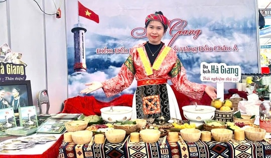 'Mang' phiên chợ quê xuống miền biển với giá 0 đồng, người dân, du khách thích thú với đặc sản vùng cao