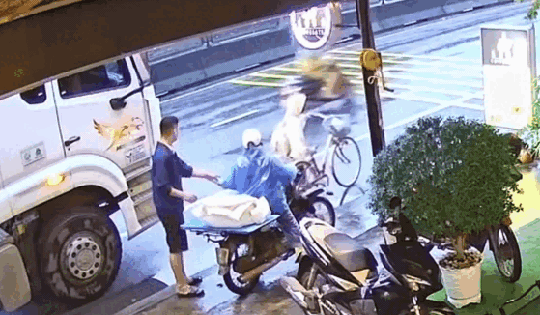 Phát hiện em học sinh đi xe đạp vào điểm mù của xe tải, người đàn ông có hành động nhận 'mưa lời khen'
