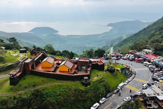 Ngắm 'Thiên hạ đệ nhất hùng quan' huyền ảo trong biển mây mùa đông