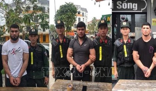 Bắt nhóm người nước ngoài sử dụng tiền USD giả