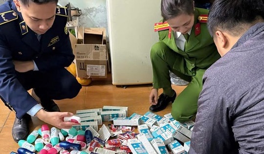 Thực phẩm, mỹ phẩm, thuốc lá điện tử nhập lậu la liệt dịp cận Tết