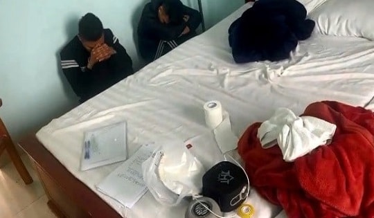 Bắt nhóm đối tượng 3 nam, 2 nữ 'bay lắc' trong nhà nghỉ