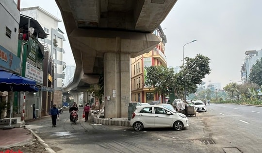 Hà Nội: Đường vừa mở rộng để giảm ùn tắc đã bị người dân lấn chiếm