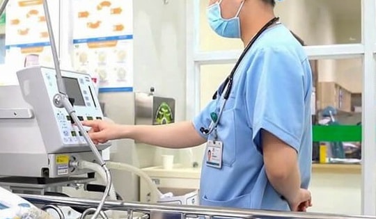 Bé 3 tuổi nguy kịch do bị dây mũ áo mắc vào cầu trượt thắt ngang cổ, bác sĩ chỉ ra nguy cơ và cách phòng tránh