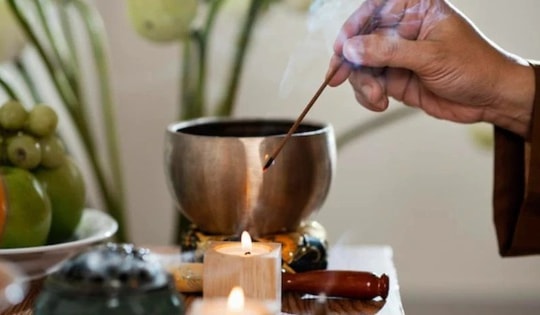 Khung giờ đẹp thắp hương ngày mai - mùng 1 tháng Chạp và 2 điều cần làm ngay để cầu khẩn được linh ứng, mang đến tài lộc và bình an