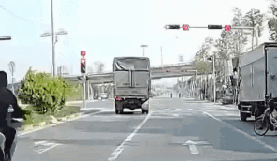 Lao như 'tên bắn', xe máy tông thẳng vào đuôi xe tải đang dừng đèn đỏ khiến 1 người tử vong