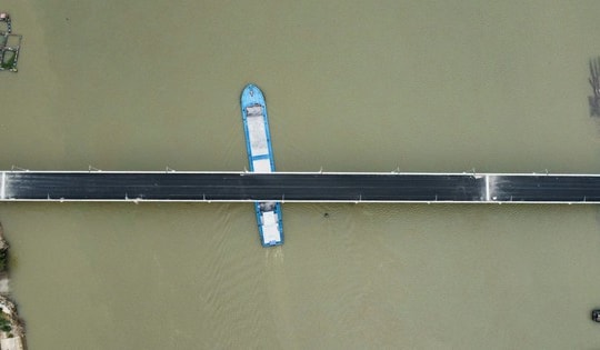 Sau hơn 2 năm thi công, cầu Đống Cao ở Nam Định đã thảm nhựa và hẹn ngày thông xe