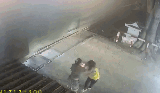 Nữ nhân viên gác tàu bị đánh gãy xương mũi khi ngăn phương tiện đi qua đường sắt lúc tàu tới