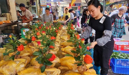 Ngoài bán ở sạp hàng, mâm cỗ gia tiên được rao bán 'online', người tiêu dùng chỉ cần kích chuột, đặt mua tại nhà