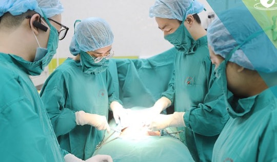 Kỳ tích: Hai bé song sinh một trai, một gái chào đời cách nhau 5 tuần