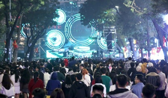 'Biển người' ùn ùn kéo về bờ hồ Hoàn Kiếm trước giờ Countdown