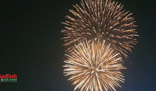 Pháo hoa rực sáng trên bầu trời Hà Nội, đón năm mới 2025